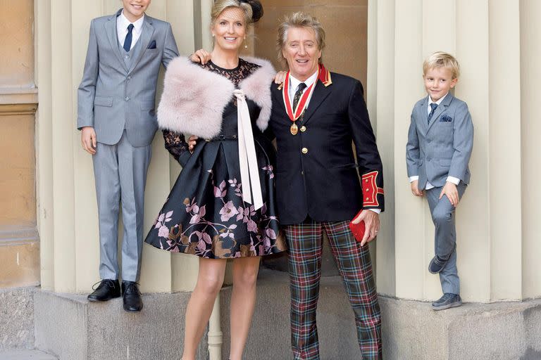 Sir Rod Stewart  junto a Penny Lancaster y sus hijos Alastair y Aiden