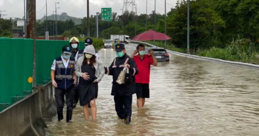 因為大雷雨狂襲，一名孕婦駕駛半路拋錨，警協助脫困。（圖／讀者提供）