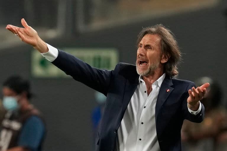 ARCHIVO - El técnico de Perú Ricardo Gareca durante un partido contra Paraguay por las eliminatorias del Mundial, el 29 de marzo de 2022, en Lima. Gareca dimitió como entrenador de Vélez Sarsfield de Argentina tras 12 partidos, con un saldo negativo de una victoria, cuatro derrotas y siete empates. (AP Foto/Martín Mejía)