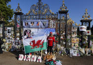 <p>Royal fans hold a Welse flag to remember the late Diana, Princess of Wales, outside Kensington Palace in London, Aug. 31, 2017. (Photo: Frank Augstein/AP) </p>