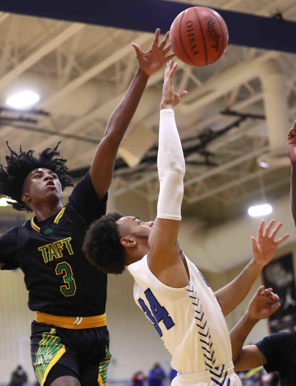 Woodward's Paul McMillan (34) drives to the basket against Taft's Rayvon Griffith during their basketball game, Tuesday, Jan. 11, 2022.