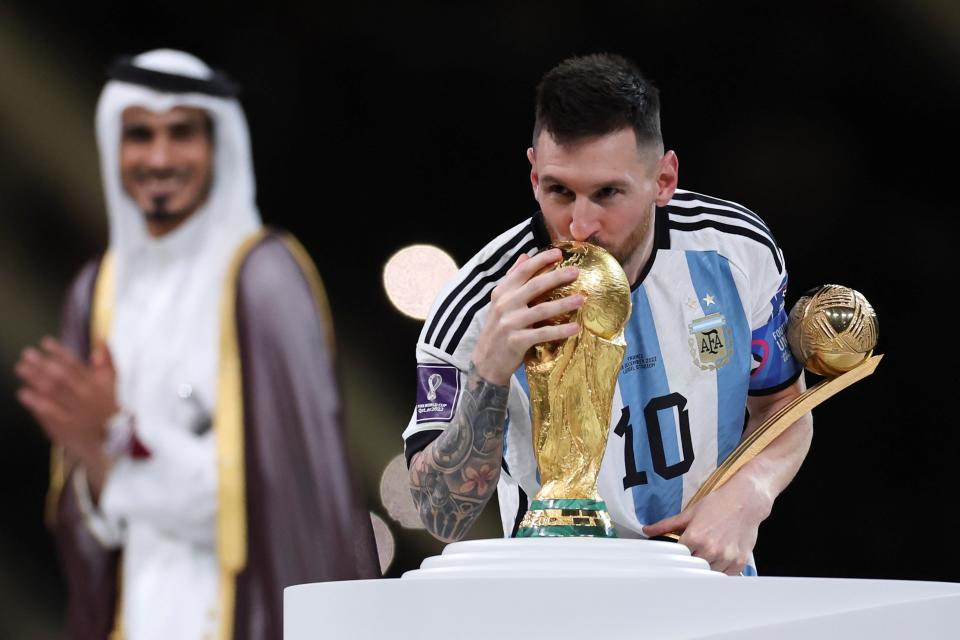 Lionel Messi con el trofeo de Campeón del Mundo en Qatar 2022 (Foto: Li Ming/Xinhua via Getty Images)
