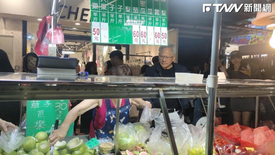 黃仁勳抽空在台灣各地走透透，到處大啖美食。（圖／翻攝自六張犁居民大小事 臉書）