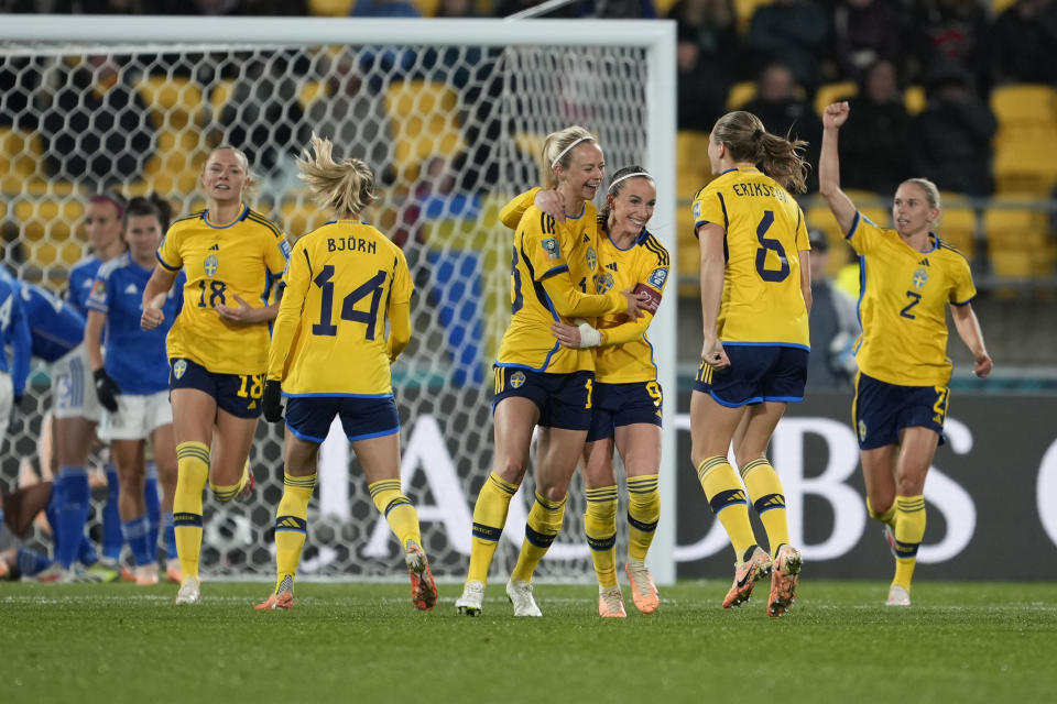 La futbolista sueca Amanda Ilestedt (centro), celebra tras anotar el cuarto gol de Suecia en el partido del Grupo G del Mundial femenino contra Italia, en Wellington, Nueva Zelanda, el 29 de julio de 2023. (AP Foto/John Cowpland)
