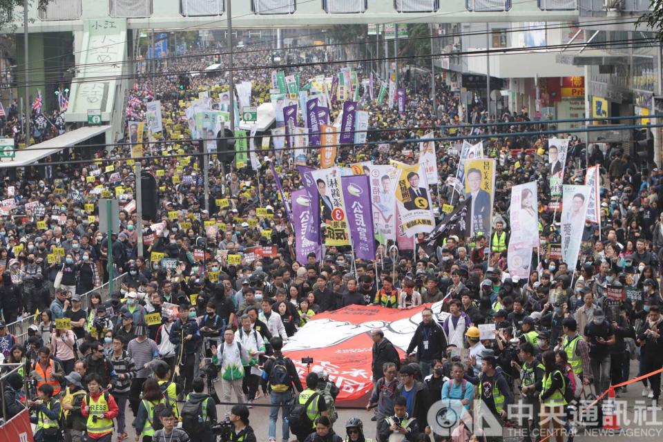 香港民間人權陣線2020年元旦當天舉辦的遊行，主題為「毋忘承諾，並肩同行」和「五大訴求，缺一不可」。(中央社)