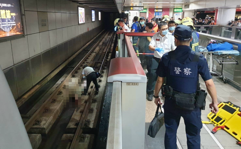 北捷民權西路站40歲男子跳軌站務人員跳下查看。（圖／翻攝畫面）