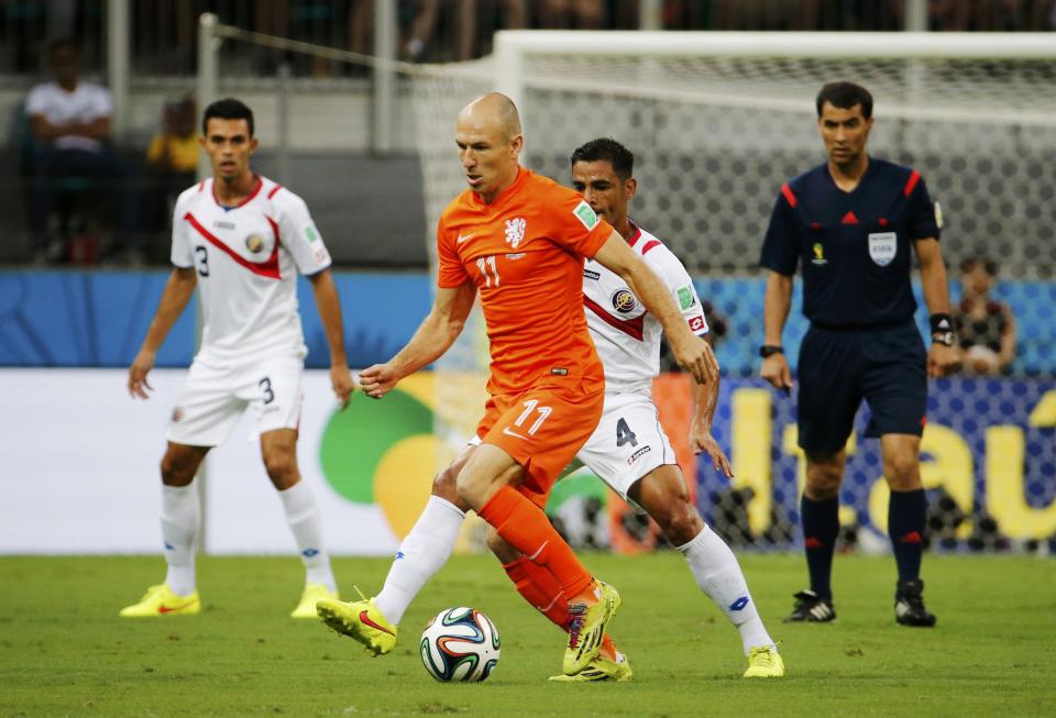 Arjen Robben of the Netherlands (11) fights for the ball with Costa Rica's Michael Umana during their 2014 World Cup quarter-finals at the Fonte Nova arena in Salvador July 5, 2014. REUTERS/Sergio Moraes