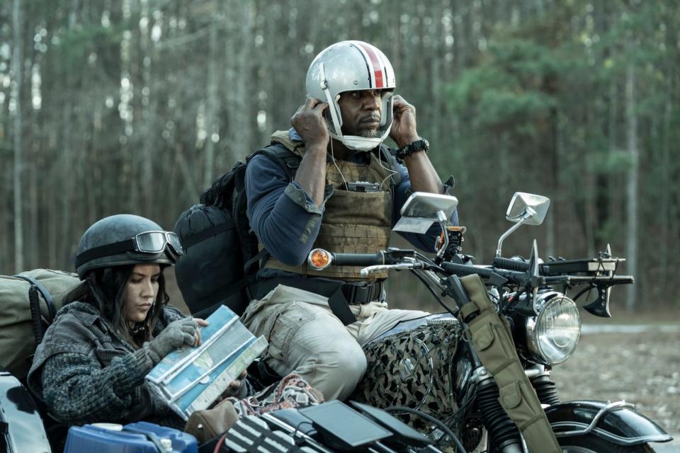 Joe (Terry Crews) wird auf seiner Reise durch Amerika ziemlich schnell von Evie (Olivia Munn) als Chauffeur zwangsverpflichtet: Sie hat eine Waffe, er war unvorsichtig. (Bild: © 2022 AMC Film Holdings LLC. All Rights Reserved.)