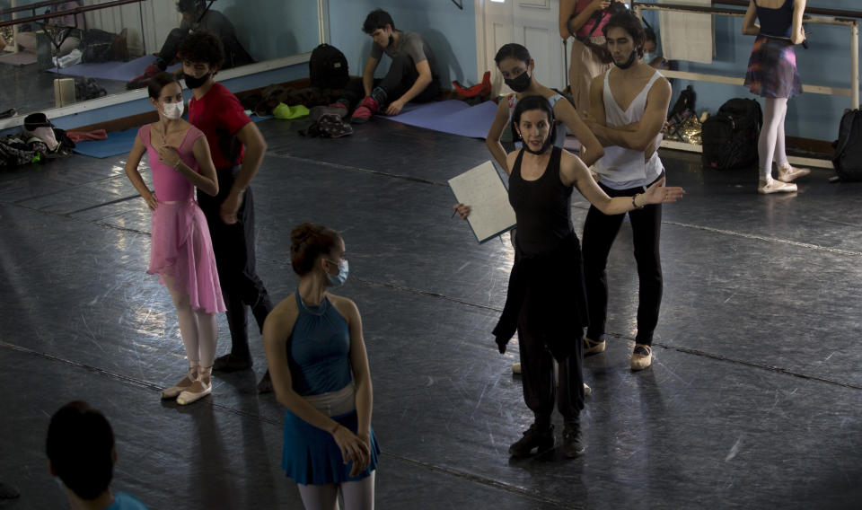 La maestra española Roser Muñoz ensaya con el Ballet Nacional de Cuba la Séptima Sinfonía del coreógrafo alemán Uwe Scholz, el jueves 9 de diciembre de 2021 en La Habana. El BNC volverá al escenario del Teatro Nacional el 16 de diciembre por primera vez desde que comenzó la pandemia. (Foto AP/Ismael Francisco)