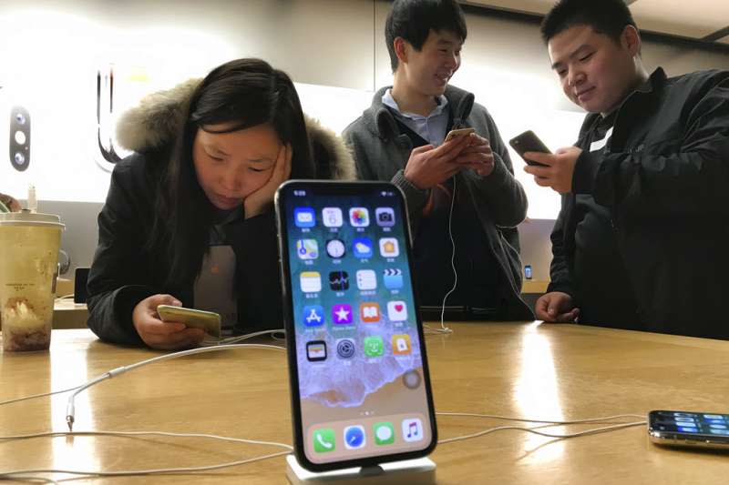 2018年12月10日，美國晶片大廠控告蘋果公司侵犯專利，中國法院裁定部分iPhone機種在中國境內禁售。（AP）