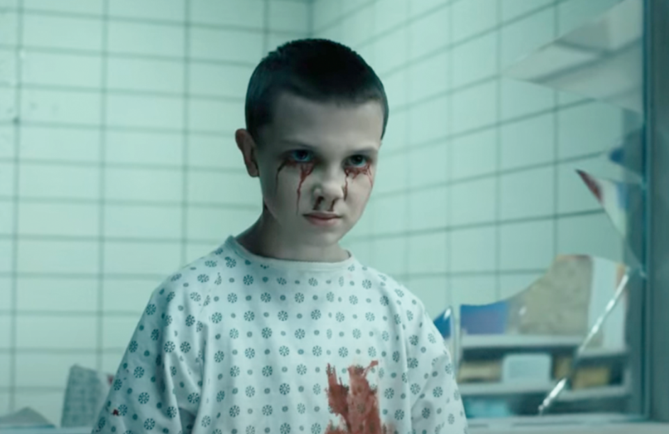 Eleven aparece criança na quarta temporada. Rosto de atriz mirim foi substituído na pós-produção
