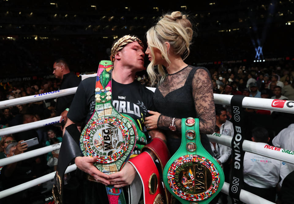 <p>Saul 'Canelo' Alvarez celebra su triunfo con un beso con su esposa Fernanda Gómez en el Estadio Arkon de Guadalajara tras la pelea con John Ryder (Reuters/Henry Romero)</p> 