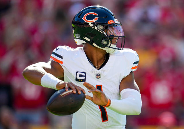 Bears QB Justin Fields knows something has to change: 'Not playing like  myself'