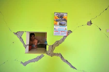 A man observes a damage building after a strong magnitude 7.1 earthquake struck the coast of southern Peru, in Acari, Arequipa , Peru, January 14, 2018. REUTERS/Diego Ramos