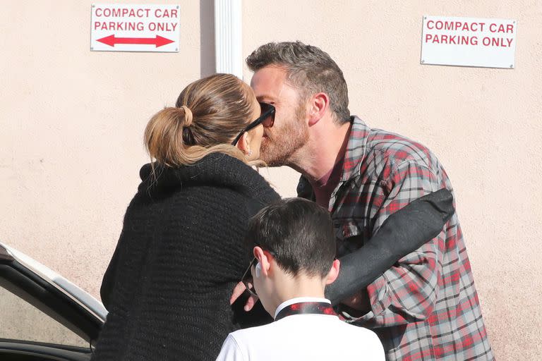 Beso a beso: Ben Affleck y Jennifer Lopez, muy enamorados en Los Ángeles