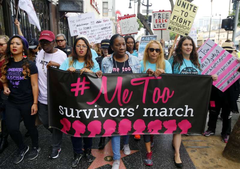 數千人12日走上美國加州洛杉磯街頭，參與「我也是」示威遊行，聲援性暴力受害者（美聯社）