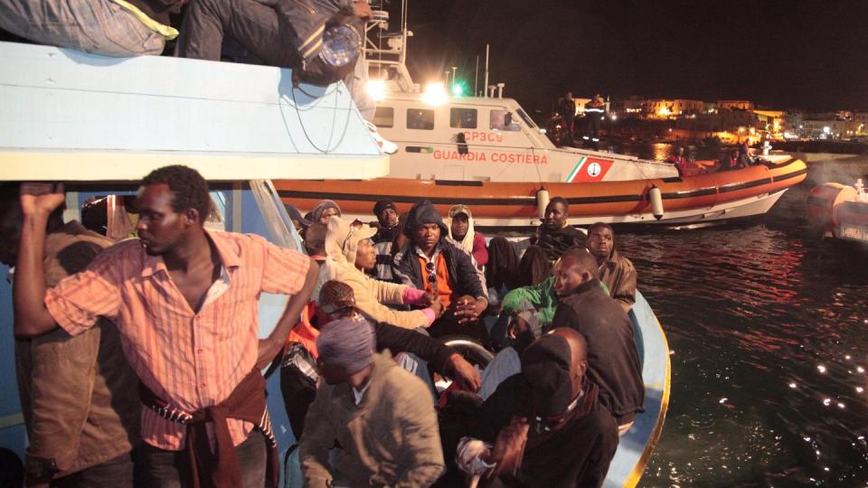 Ankunft auf Lampedusa: Die kleine italienische Insel erlebte in den vergangenen Jahren immer wieder einen Ansturm von Bootsflüchtlingen, der sie überforderte. Foto: Guardia Costiera - Malavolta/H/ANSA