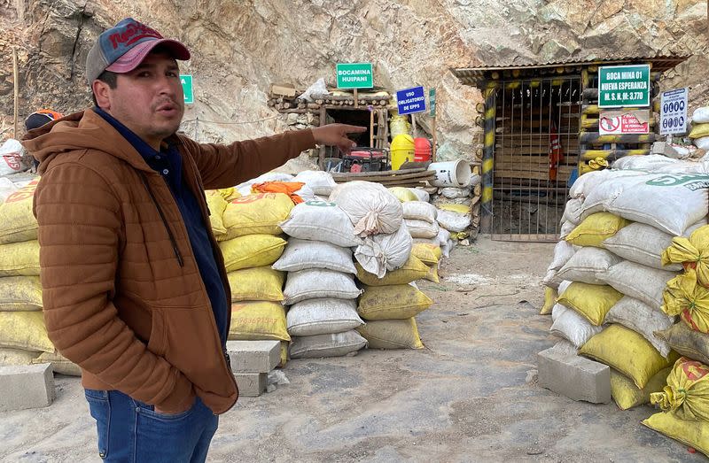 Un minero artesanal muestra bolsas con rocas con contenido de cobre en Perú