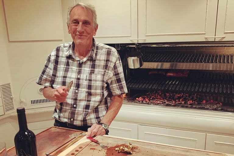 Un Flaco Traverso de entrecasa, a punto de preparar un asado; Juan María vivió a gusto tanto en Beccar como en su natal Ramallo.