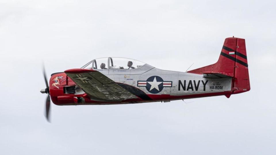 T-28是北美航空（North American Aviation）生產的活塞式中級教練機。（圖／翻攝自《人民之聲報》）