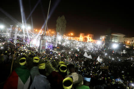 Sudanese protesters gather for a mass protest in front of the Defence Ministry in Khartoum, Sudan, April 21, 2019. REUTERS/Umit Bektas