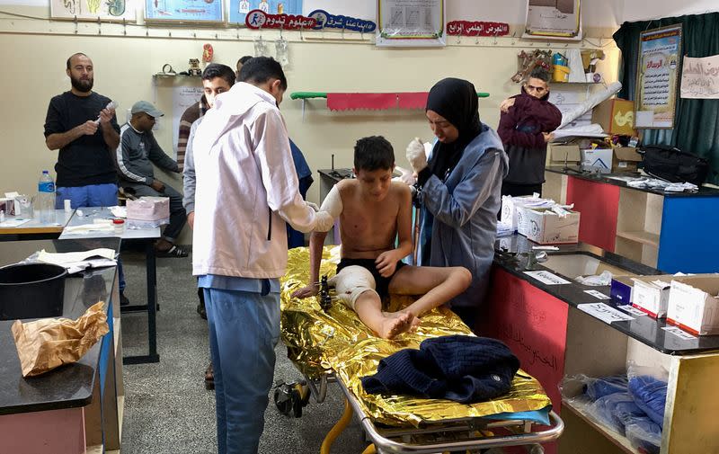 Un niño reacciona mientras recibe asistencia, mientras los palestinos heridos en ataques israelíes se refugian en una escuela donde sufren escasez de alimentos, cerca de Rafah, en el sur de la Franja de Gaza