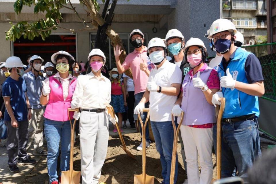 新北市蘆洲區民義段海砂屋自主都更案重建即將完工，社區住戶昨辦理團圓感恩活動，市長侯友宜到場與住戶一同種下同心樹。<br />（記者吳瀛洲攝）