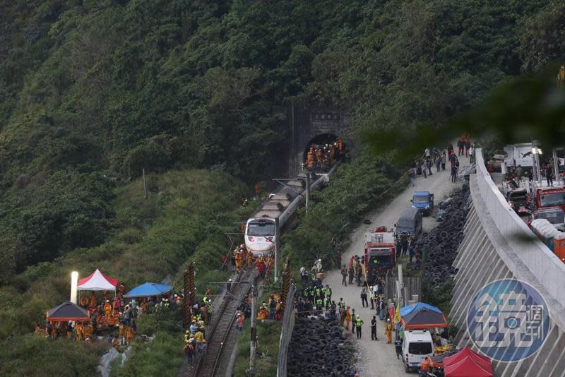 台鐵太魯閣號清明連假首日發生出軌意外，是台灣半世紀來最慘鐵道事故。