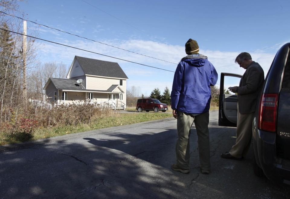 Members of the media wait outside the home of Theodore Wilbur, boyfriend of Kaci Hickox, the nurse who was released from New Jersey's mandatory quarantine for certain travelers from Ebola-stricken West Africa, in Fort Kent, Maine, October 28, 2014. Hickox, who so far had not arrived at the house, said on Wednesday that she will challenge restrictions by the state of Maine and does not plan to follow guidelines to quarantine herself until November 10. Picture taken October 28, 2014. REUTERS/Joel Page (UNITED STATES - Tags: HEALTH POLITICS)