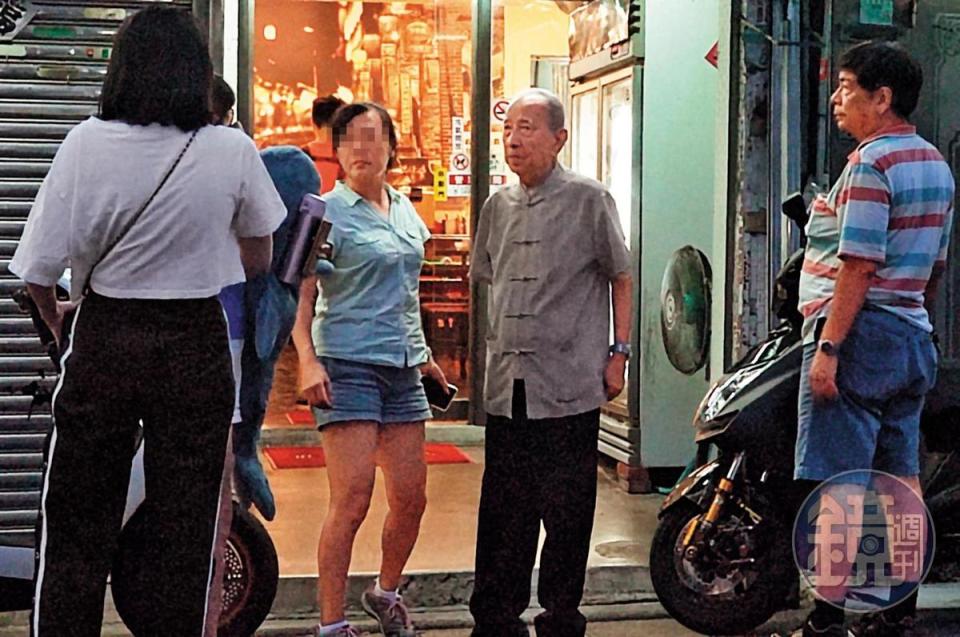 司馬中原（中）中風後與陳姓熟女同住，四子吳融昊（右）與媳婦（左）擔心父親遇桃花劫，常花時間陪伴。