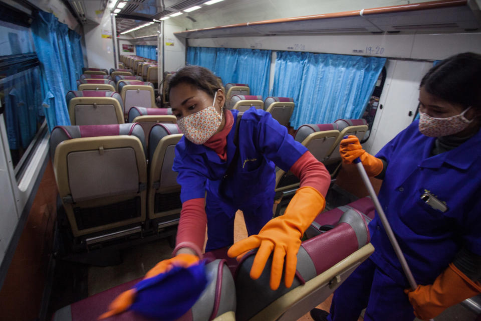 BANGKOK, THAILAND - 2020/03/04: A railway worker cleans a train to avoid the spread of the COVID-19 at Hua Lamphong Railway Station. The total number of laboratory-confirmed COVID-19 cases reported in Thailand now stands at 43, of which 31 have recovered, 11 remain in hospital and one has died. (Photo by Adisorn Chabsungnoen/SOPA Images/LightRocket via Getty Images)