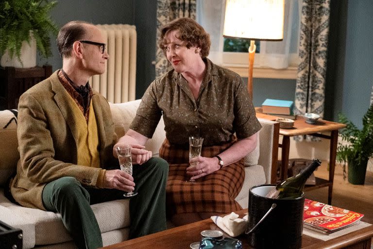 David Hyde Pierce y Sarah Lancahire como Paul y Julia Child en la serie de HBO Max