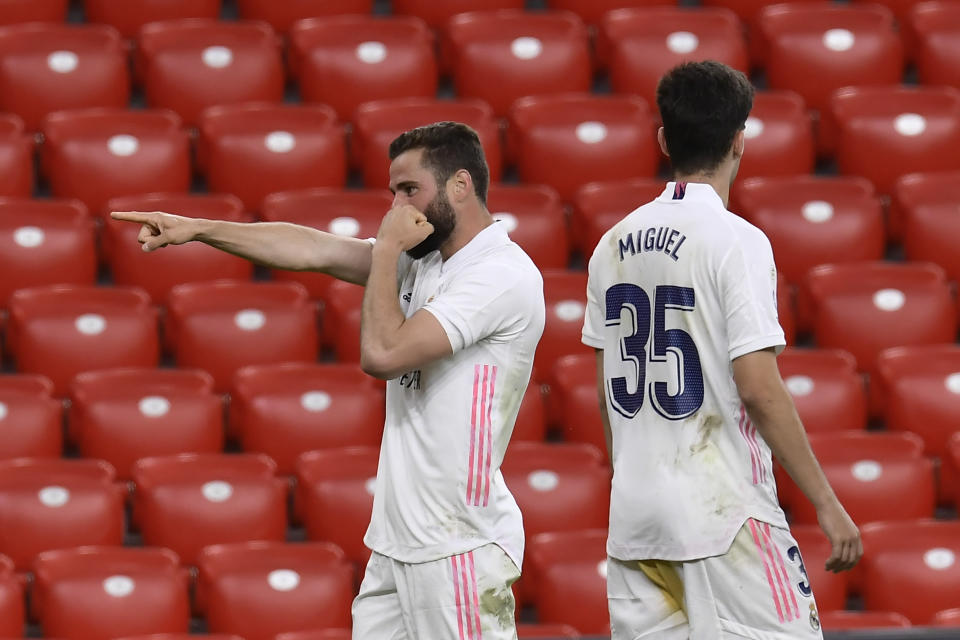 Nacho (izquierda) festeja su gol en la victoria 1-0 del Real Madrid ante el Athletic Bilbao por la Liga española, el domingo 16 de mayo de 2021. (AP Foto/Alvaro Barrientos)