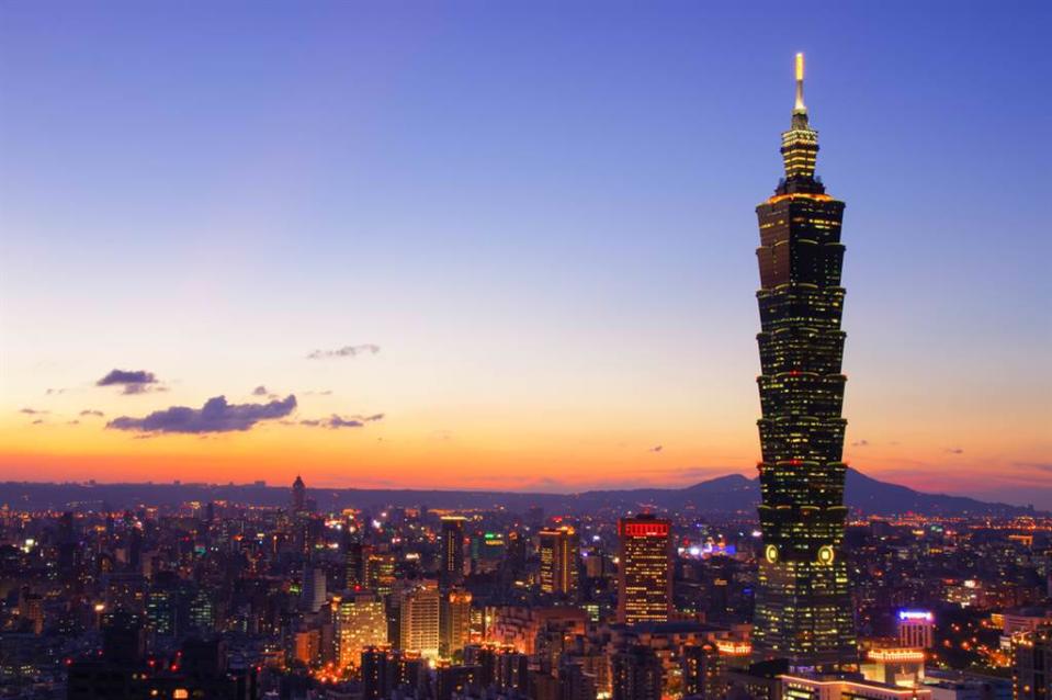 一名網友分享旅行社規劃的台灣7日遊，行程引發討論。(圖為台北地標101大樓／shutterstock)