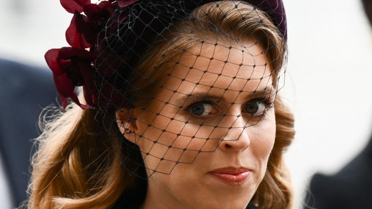  Princess Beatrice of York and her sister Britain's Princess Eugenie of York arrive to attend a Service of Thanksgiving for Britain's Prince Philip, Duke of Edinburgh, at Westminster Abbey