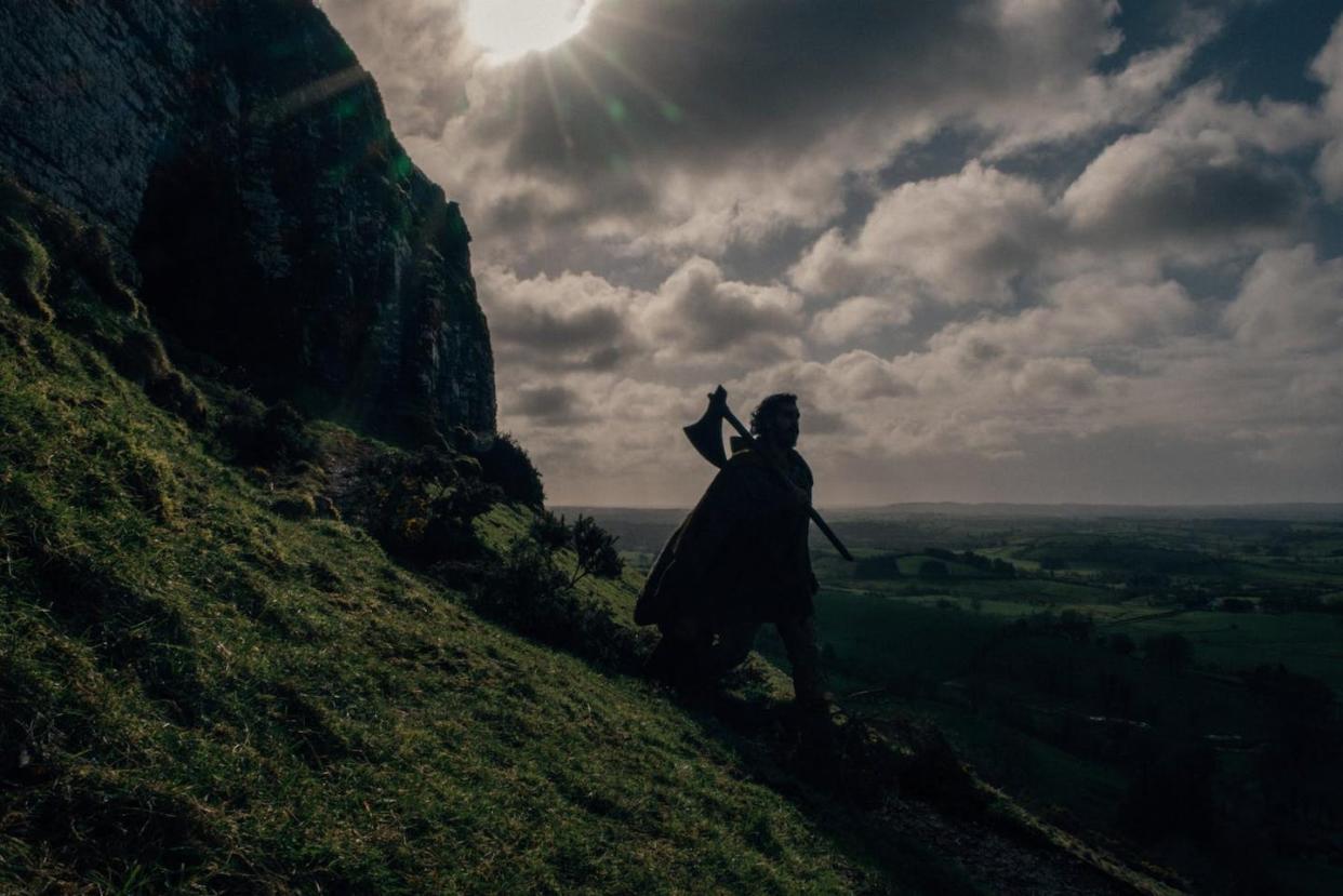 Dev Patel interpretando a Sir Gawain en una imagen de la película 'El Caballero Verde', de David Lowery (2021). <a href="https://www.filmaffinity.com/es/filmimages.php?movie_id=389512" rel="nofollow noopener" target="_blank" data-ylk="slk:FilmAffinity;elm:context_link;itc:0;sec:content-canvas" class="link ">FilmAffinity</a>