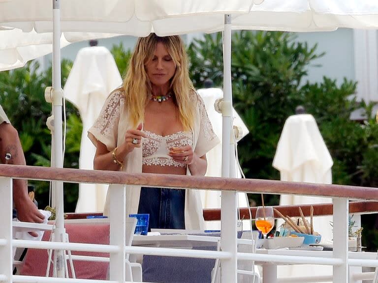 Heidi Klum y su hija Leni aprovecharon el desayuno y el cálido sol en la terraza del hotel Eden Roc Palace antes de dar un paseo en barco por la Costa Azul francesa; la modelo y conductora estuvo en la ciudad en el marco de la edición número 77 del prestigioso Festival Internacional de Cine de Cannes