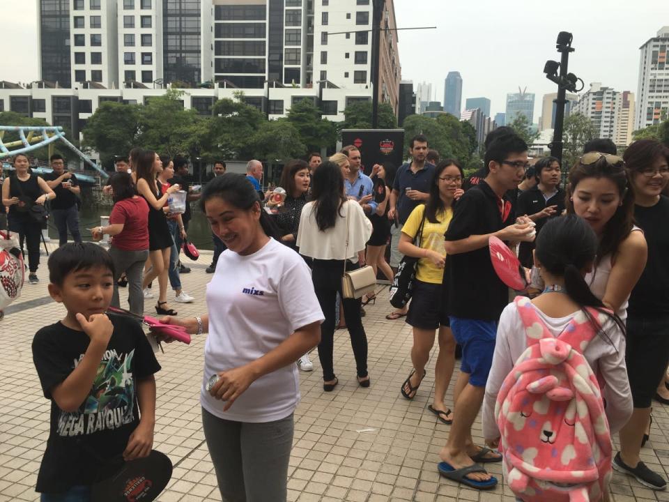 A crowd gathers at The Quayside along Robertson Quay before the eating competition begins. (Photo: Yahoo Singapore)