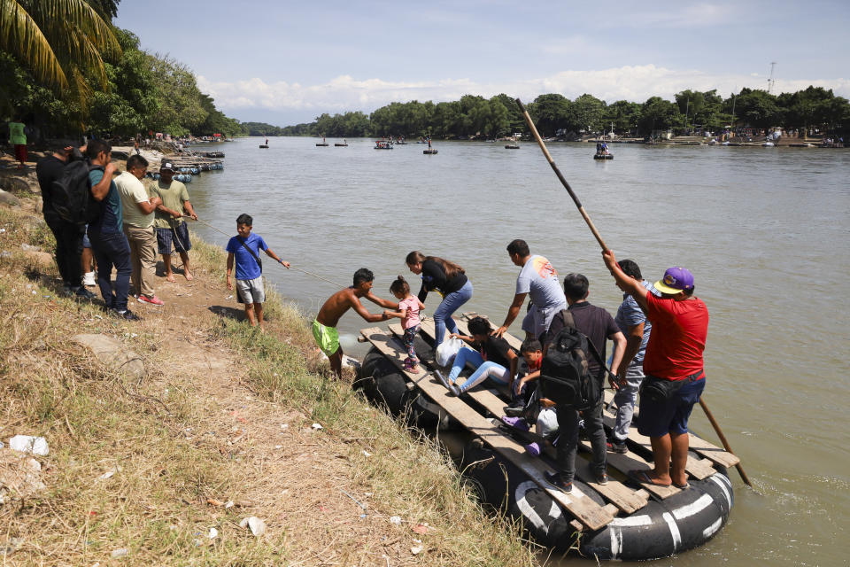 CIUDAD Hidalgo, Meksiko - 20 Oktober: Ratusan migran menyeberang dari Guatemala ke Meksiko dalam upaya mencapai perbatasan dengan Amerika Serikat.  (Foto: Jose Torres/Anadolu melalui Getty Images)