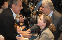 A senadora Gleisi Hoffman (PT-PR) cumprimentando Chico Buarque
