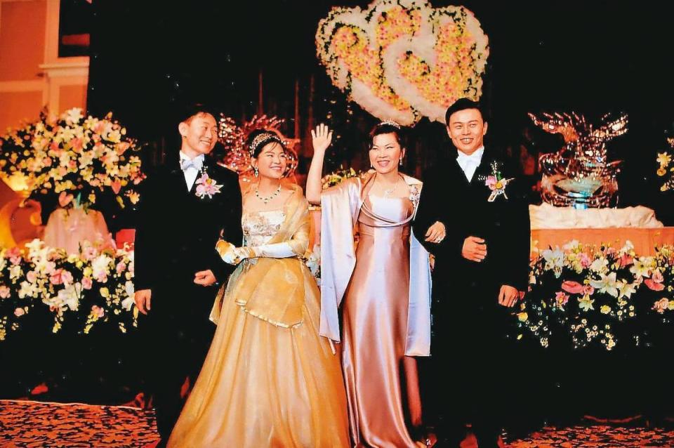 沈軾榮（右1）與許勝雄的大女兒許詠絮（右2）結婚多年，2019年卻爆婚變。 （聯合知識庫）