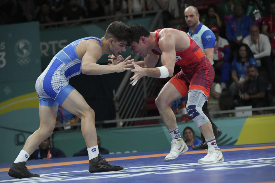 ldar Hafizov of United States, right, and Cuba's Kevin de Armas, compete in the men's greco roman 60kg gold medal match at the Pan American Games in Santiago, Chile, Friday, Nov. 3, 2023. (AP Photo/Dolores Ochoa)