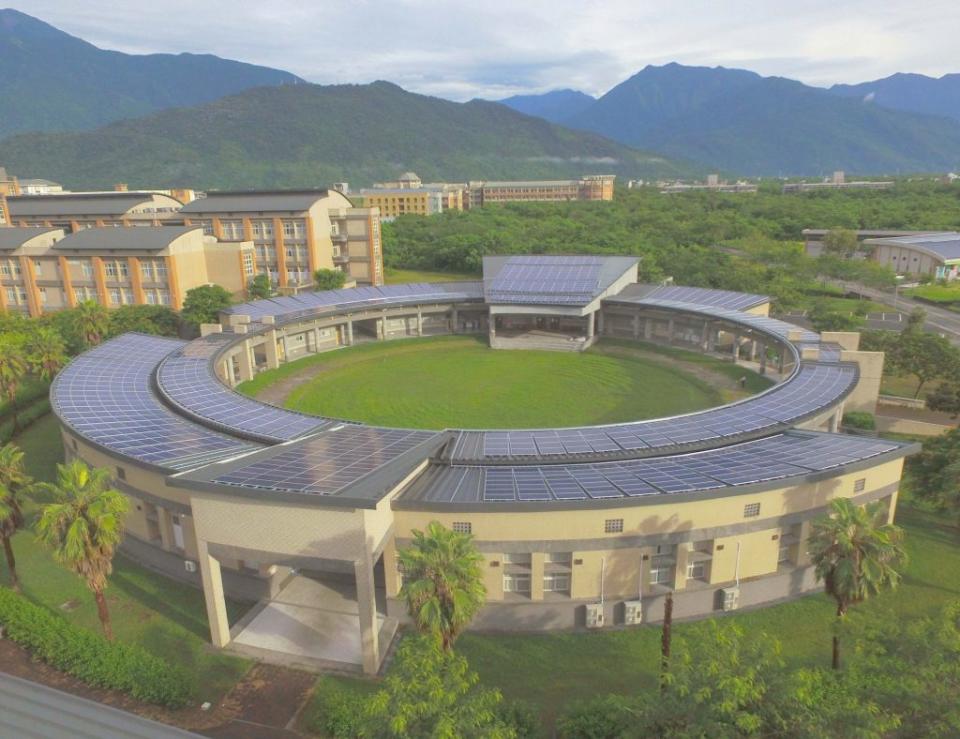 東華大學迄今所設置之太陽光電裝置容量已超過三點四MW (百萬瓦)，占學校發電量一成四。(東華大學提供)