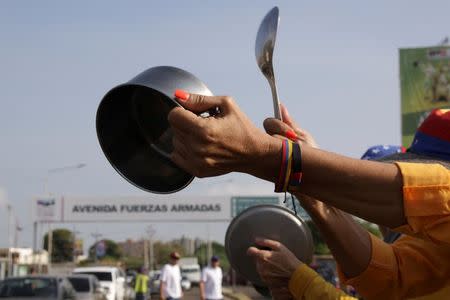 An opposition supporter bangs a pot during a gathering to demand a referendum to remove Venezuela's President Nicolas Maduro in Maracaibo, in the state of Zulia, Venezuela September 7, 2016. REUTERS/Jesus Contraras.