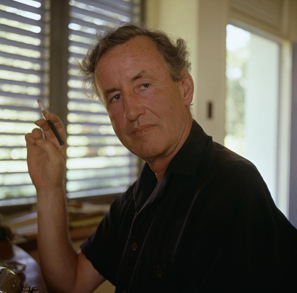 nachrichten Romanautor Ian Fleming, Schöpfer von James Bond 007, sitzt an seiner Schreibmaschine, während er in Jamaika für die Dreharbeiten zum Film Dr. No. ist (Foto von © Bradley Smith/CORBIS/Corbis via Getty Images)