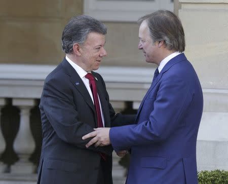 Juan Manuel Santos the President of Colombia (L) is met by Britain's Foreign Office minister Hugo Swire as he arrives at a summit on corruption at Lancaster House in central London, Britain, May 12, 2016. REUTERS/Paul Hackett