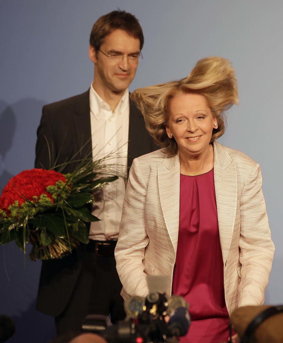 <p>Hannelore Kraft und ihr Ehemann am 13. Mai 2012 nach der ersten Hochrechnung in Düsseldorf. (Bild: AP Photos/Frank Augstein) </p>