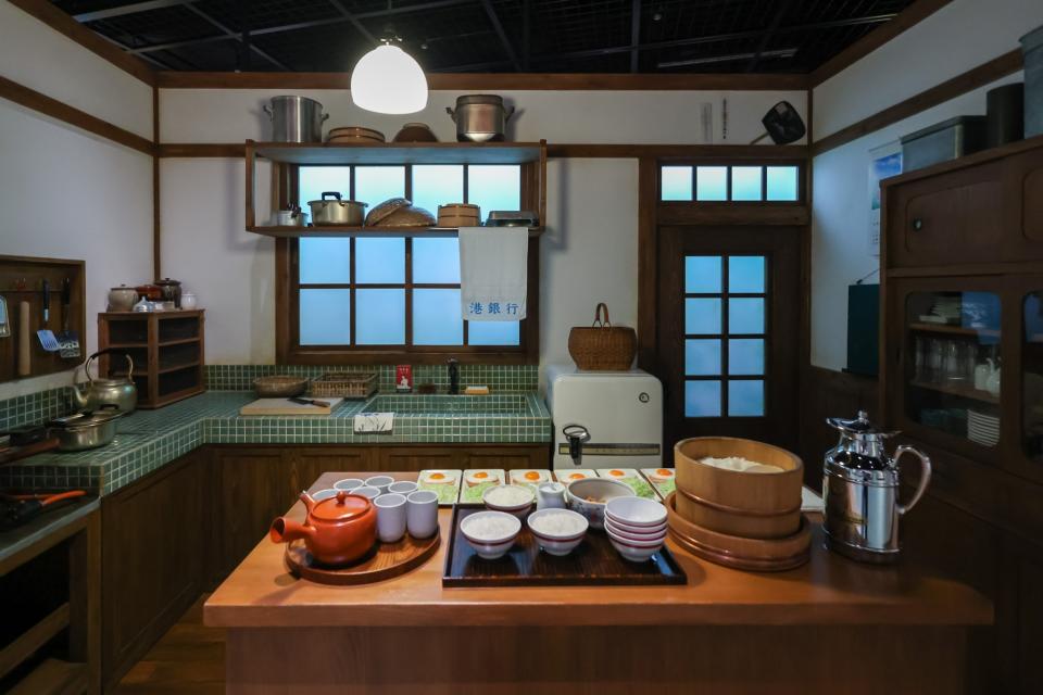 《來自紅花坂》的廚房是用真實的櫥櫃、廚具來進行設計，再配上食物模型，令人有身歷其境的感受。（甲上娛樂提供）