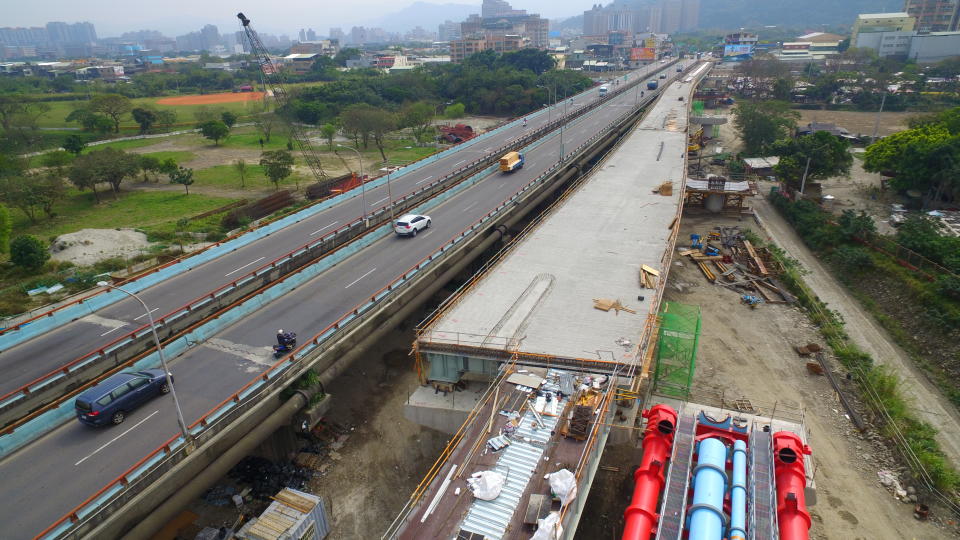 ▲「三鶯大橋」現正進行將人行道、自行車道及機車引道與汽車道分流的第一階段改建工程，目前工程進度超前，可望在109年2月完工。（圖／新北市工務局提供）