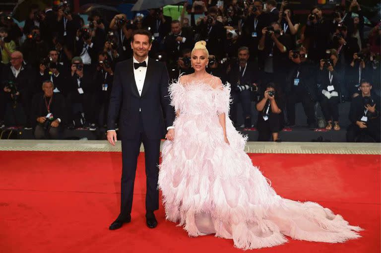 Bradley Cooper y Lady Gaga en el centro de todas las miradas durante la promoción de su film (DPA/)